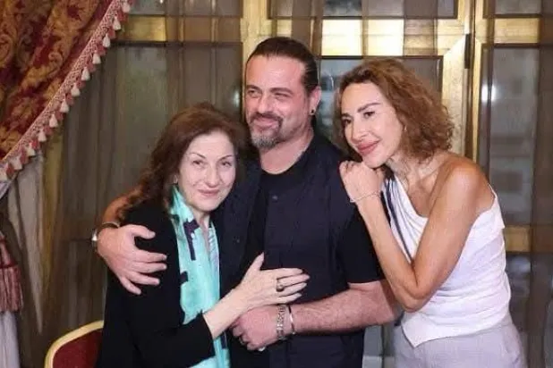 الراحلة مها بيرقدار مع ولديها ورد ويوسف الخال يوم الاحتفال بصدور سيرتها (خاص)
