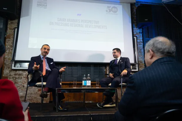 السفير السعودي لدى المملكة المتحدة الأمير خالد بن بندر يتحدث خلال جلسة أدارها رئيس تحرير صحيفة «عرب نيوز» فيصل عباس (الشرق الأوسط)