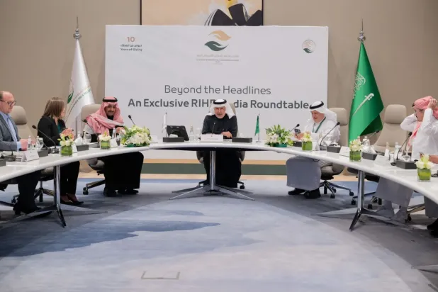 KSrelief Genel Müdürü Dr. Abdullah er-Rebia, 4. Riyad Uluslararası İnsani Yardım Forumu öncesinde yerel ve uluslararası basınla bir yuvarlak masa toplantısında (KSrelief)