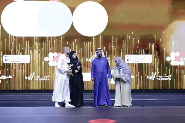 الشيخ محمد بن راشد خلال تتويج الفائزين في مبادرة صناع الأمل (الشرق الأوسط)