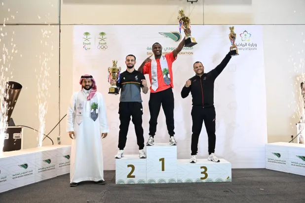 جانب من تتويج أصحاب المراكز الثلاثة الأولى (الشرق الأوسط)