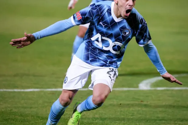 محمد حمدي يحتفل بهدفه القاتل في مرمى طلائع الجيش (نادي بيراميدز)