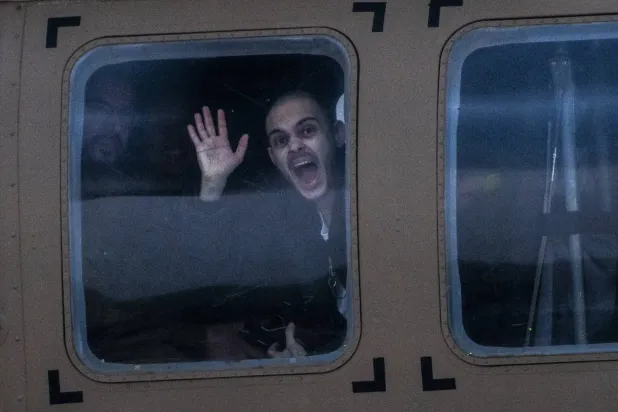 Hamas tarafından serbest bırakılan İsrailli bir mahkum dün Tel Aviv'e geldi (AP)