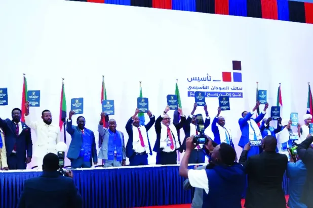 Sudanlı partilerin temsilcileri ve silahlı grupların liderleri, dün Nairobi'de  imzalandıktan sonra kurulacak hükümetin tüzüğünü gösteriyor (Şarku'l Avsat)