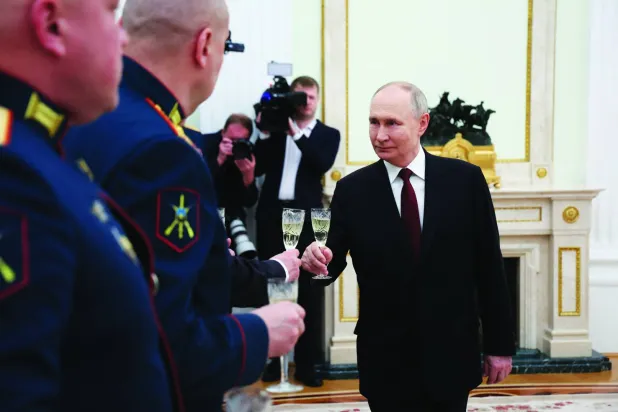 الرئيس الروسي فلاديمير بوتين خلال حفل تقديم أوسمة بمناسبة «يوم المدافعين عن الوطن» في الكرملين أمس (رويترز)
