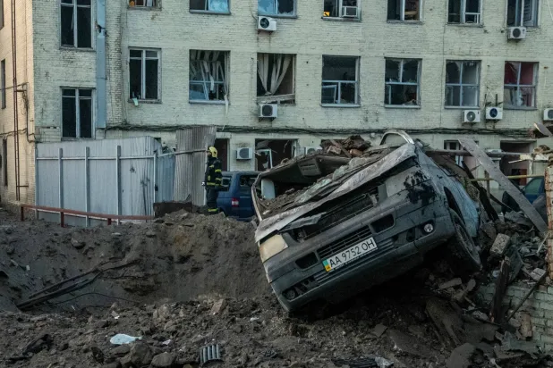 صورة تُظهر موقع ضربة صاروخية روسية في كييف (رويترز)