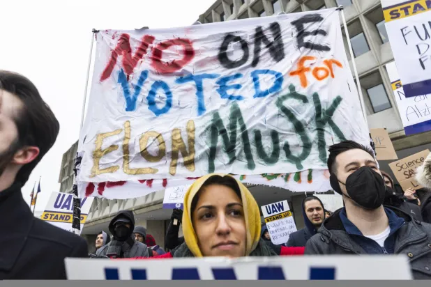 تظاهرة منددة تصرفات مستشار دونالد ترمب إيلون ماسك في واشنطن (إ.ب.أ)
