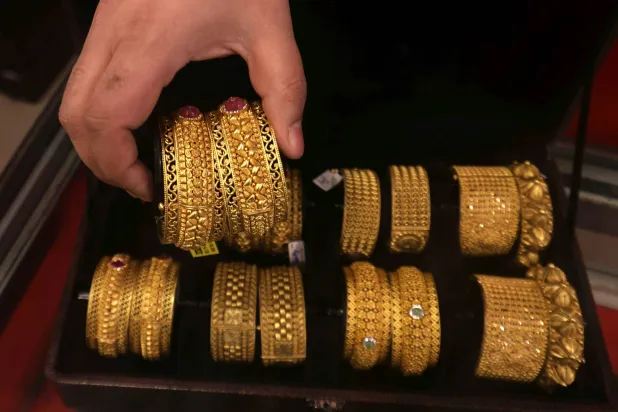 بائع كشميري يعرض المجوهرات في متجر للمجوهرات في سريناغار العاصمة الصيفية لكشمير الهندية (إ.ب.أ)