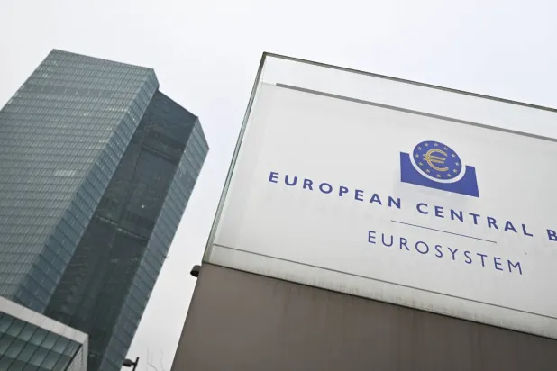 لوحة تذكارية تحمل نقش «البنك المركزي الأوروبي - نظام اليورو» أمام مقر المصرف في فرانكفورت (د.ب.إ)