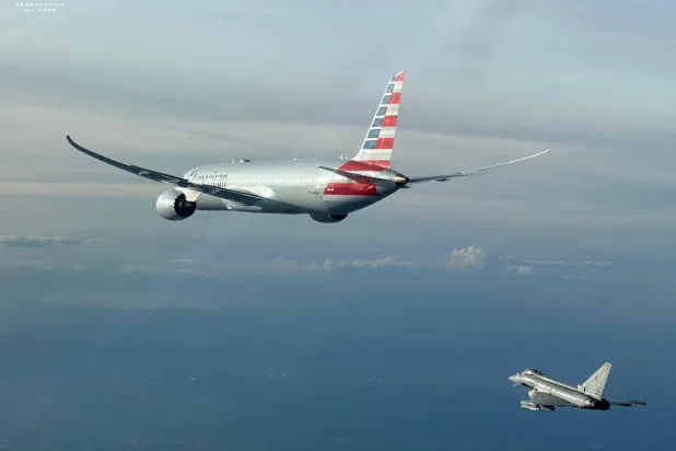 طائرة يوروفايتر التابعة للقوات الجوية الإيطالية ترافق طائرة تابعة للخطوط الجوية الأميركية (القوات الجوية الإيطالية-«رويترز»)