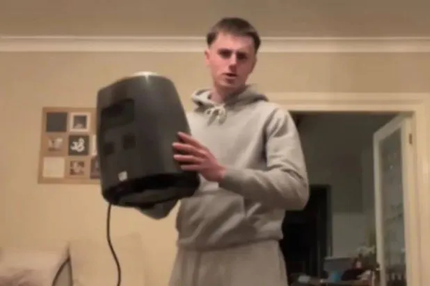 لوك بيلينغ قبل أن يسقِط مقلاة هوائية في التحدي الجديد المنتشر عبر «تيك توك» (تلغراف)