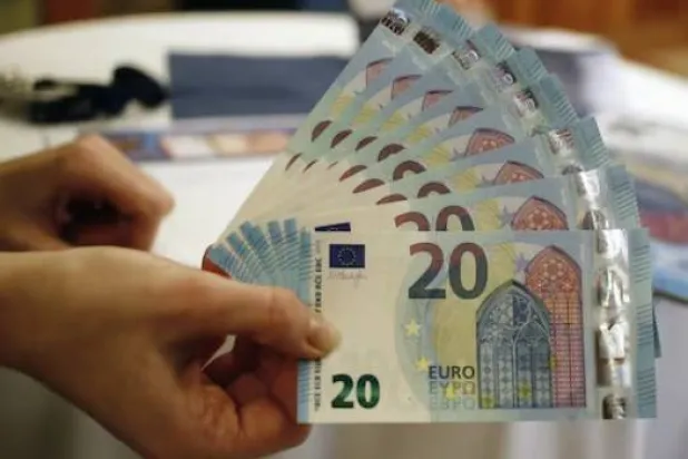 أوراق نقدية من فئة الـ20 يورو (رويترز)
