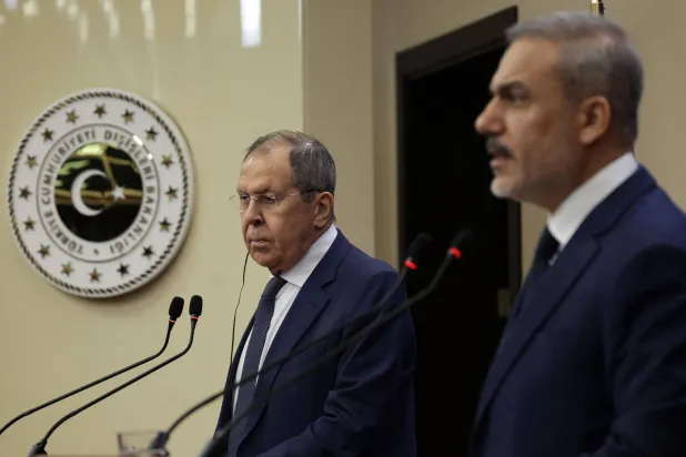 وزيرا خارجية تركيا وروسيا هاكان فيدان وسيرغي لافروف خلال مؤتمر صحافي في أنقرة الاثنين (أ.ف.ب)