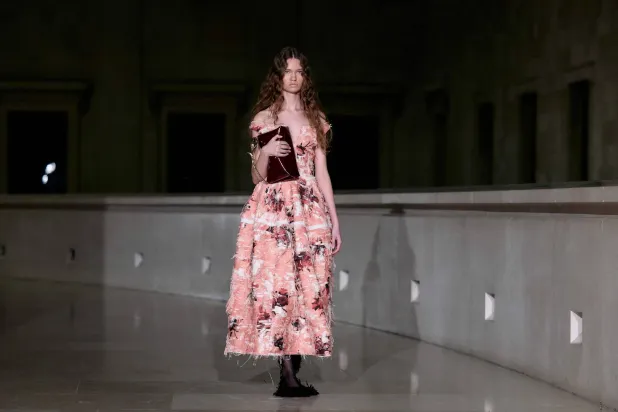 تنوعت الألوان والطبعات... والشاعرية واحدة (أ.ف.ب)