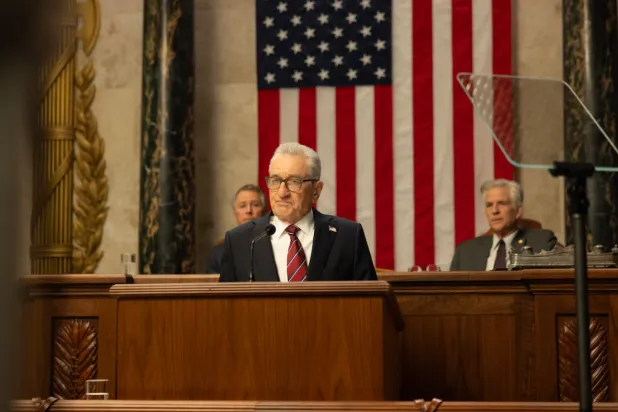 يدخل روبرت دي نيرو عالم المسلسلات للمرة الأولى في عامه الـ81 (نتفليكس)