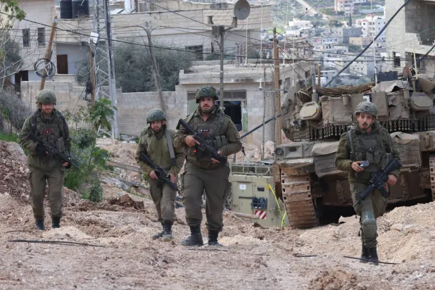 جنود إسرائيليون أثناء عملية عسكرية داخل مخيم جنين للاجئين بالضفة الغربية (إ.ب.أ)