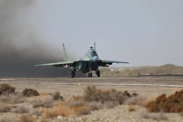 مقاتلة إيرانية خلال مناورة «ذوالفقار» على ساحل خليج عمان جنوب شرق إيران السبت (أ.ف.ب)