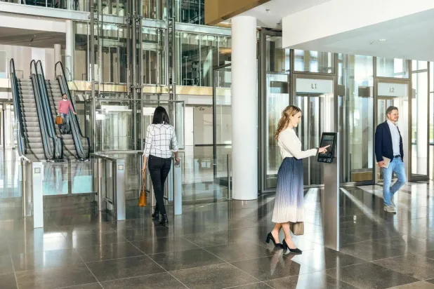 مصاعد وسلالم في مركز تجاري من تنفيذ «تي كي»... (موقع الشركة)