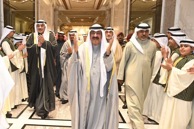 أمير الكويت الشيخ مشعل الأحمد الصباح وولي العهد الشيخ صباح الخالد خلال حضورهما حفل الأوبريت الوطني «السور الخامس» على مسرح قصر بيان (كونا)