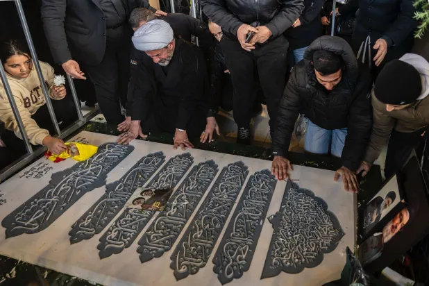 مناصرون لـ«حزب الله» يبكون على ضريح نصر الله في ضاحية بيروت الجنوبية (الشرق الأوسط)