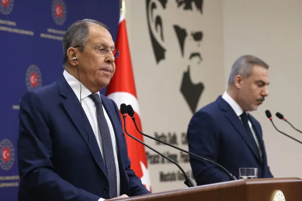 وزيرا خارجية تركيا هاكان فيدان وروسيا سيرغي لافروف خلال مؤتمر صحافي مشترك عقب انتهاء محادثاتهما في أنقرة الاثنين (إ.ب.أ)