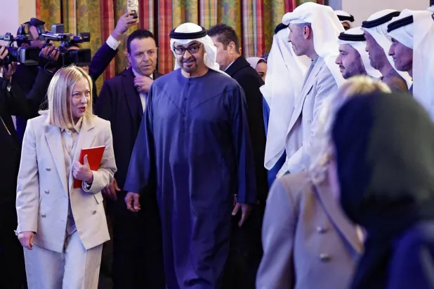 الشيخ محمد بن زايد آل نهيان رئيس دولة الإمارات ورئيسة الوزراء الإيطالية جورجا ميلوني يحضران منتدى الأعمال الإيطالي الإماراتي في روما (إ.ب.أ)