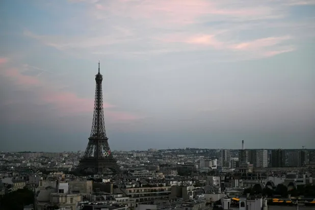 أميركية تلقي بطفلها حديث الولادة من نافذة فندق بباريس (أ.ف.ب)