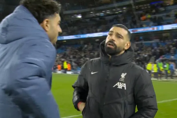 لقطة تلفزيونية من لقاء محمد صلاح وعمر مرموش في استاد الاتحاد