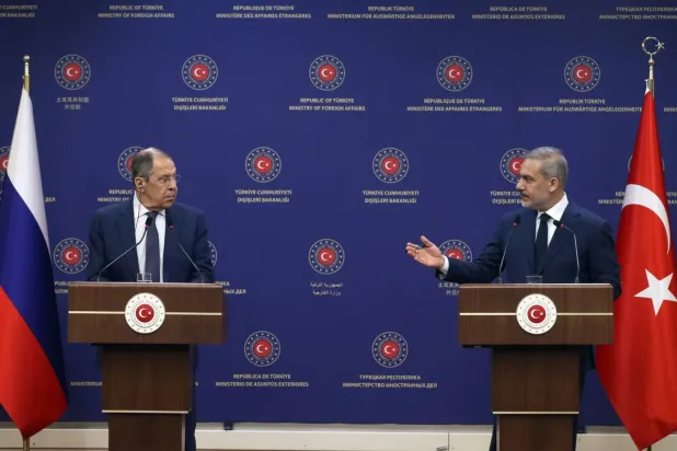 Dışişleri bakanları Sergey Lavrov ve Hakan Fidan dün Ankara'da gerçekleştirdikleri görüşmelerin ardından ortak bir basın toplantısı düzenledi (AP)