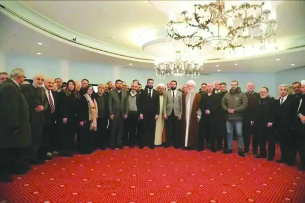 صورة جامعة للشرع مع أهالي اللاذقية (فيسبوك)