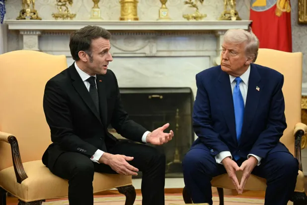 الرئيس الأميركي دونالد ترمب يلتقي الرئيس الفرنسي إيمانويل ماكرون في المكتب البيضاوي بالبيت الأبيض في العاصمة الأميركية واشنطن يوم 24 فبراير 2025 (أ.ف.ب) 