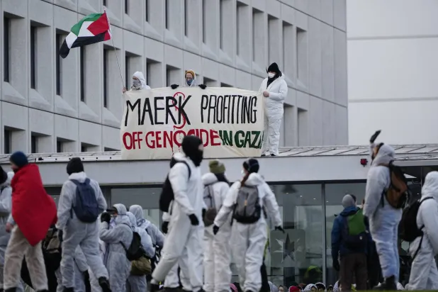 تظاهرة تطالب شركة النقل البحري «ميرسك» بالتوقف عن تسليم معدات عسكرية لإسرائيل (إ.ب.أ)
