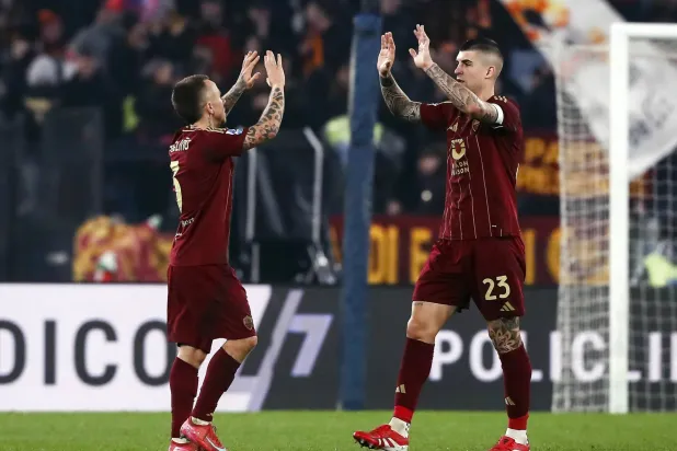 احتفالية لاعبي روما بالرباعية في مونزا (إ.ب.أ)