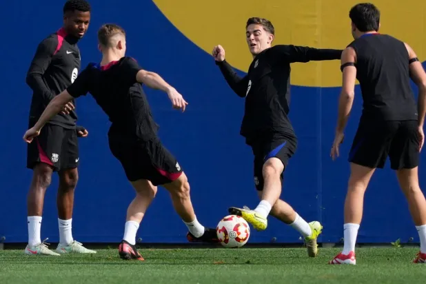 لاعبو برشلونة خلال الإعداد لمواجهة اتلتيكو الصعبة بالكأس (ا ب ا)