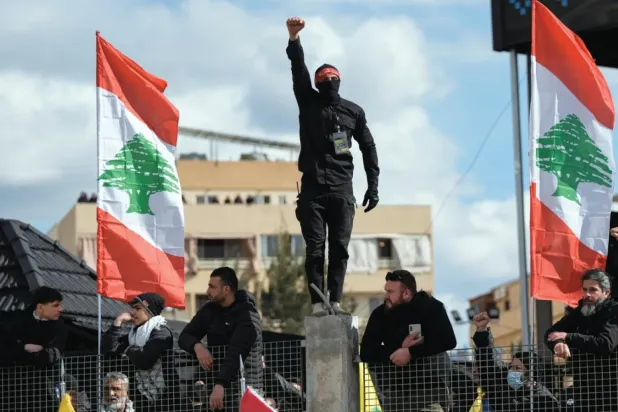 Bir Hizbullah destekçisi Nasrallah ve Safiyuddin'in cenaze töreninde slogan atarken (AP)