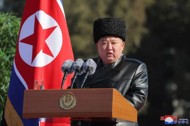 Kuzey Kore lideri Kim Jong Un, Kim Il Sung Siyaset Üniversitesi'nde yaptığı konuşmada (IPA)