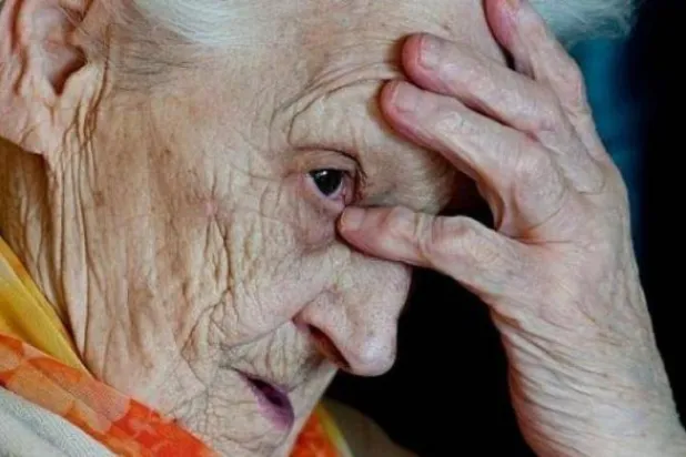 سيدة مصابة بالخرف (رويترز)