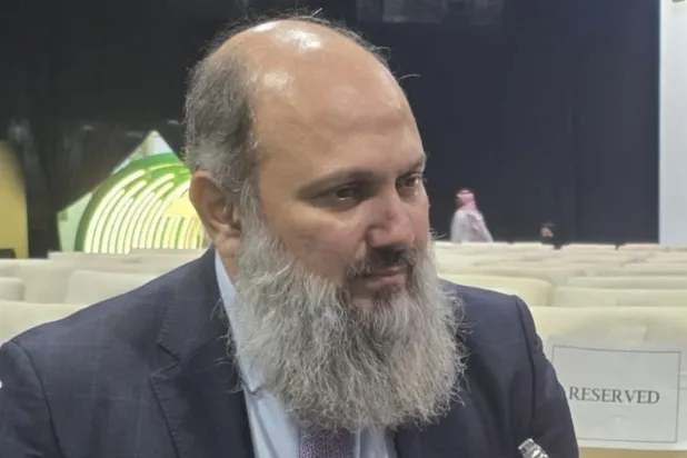 الوزير الباكستاني متحدثاً إلى «الشرق الأوسط» (الشرق الأوسط)