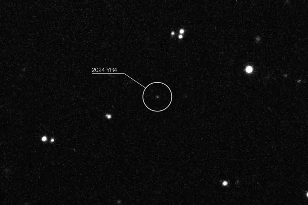 صورة للكويكب «2024 YR4» التقطها تلسكوب المرصد الأوروبي الجنوبي الكبير وتُظهر إطاراً لمسار الكويكب عبر السماء الليلية في يناير 2025 (أ.ف.ب)