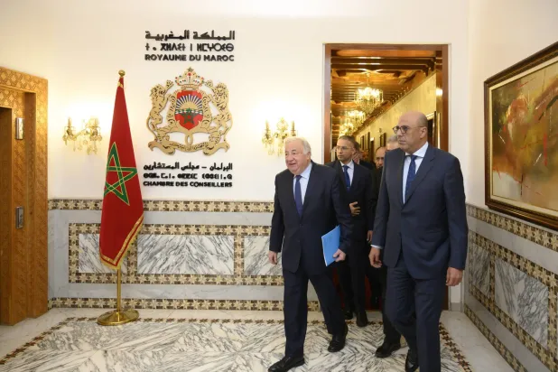 رئيس مجلس الشيوخ الفرنسي جيرار لارشيه خلال وصوله إلى الرباط (إ.ب.أ) 