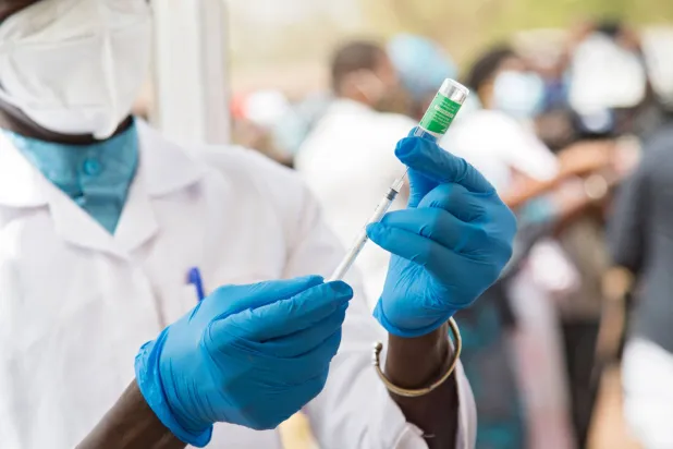 وسط ازدياد عدم الثقة في السلطات الصحية وشركات الأدوية يقرر مزيد من الأهل عدم تطعيم أطفالهم (أ.ف.ب)