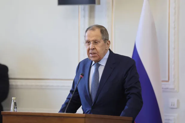 وزير الخارجية الروسي سيرغي لافروف يتحدث خلال مؤتمر صحافي مشترك مع وزير الخارجية الإيراني عباس عراقجي في طهران بإيران في 25 فبراير 2025 (رويترز)