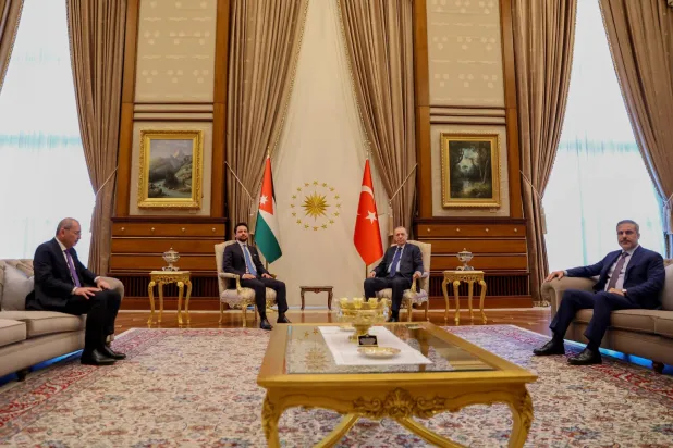 خلال لقاء ولي العهد الأردني الأمير الحسين بن عبد الله والرئيس التركي رجب طيب إردوغان في أنقرة الثلاثاء (الديوان الملكي الهاشمي)