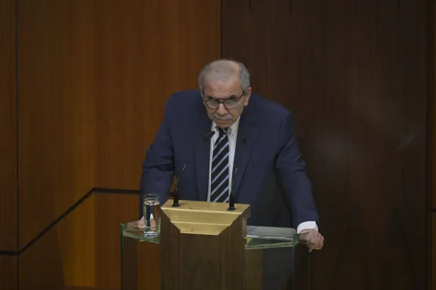 رئيس الحكومة نواف سلام يتلو البيان الوزاري في جلسة مناقشة البيان الوزاري (الشرق الأوسط)