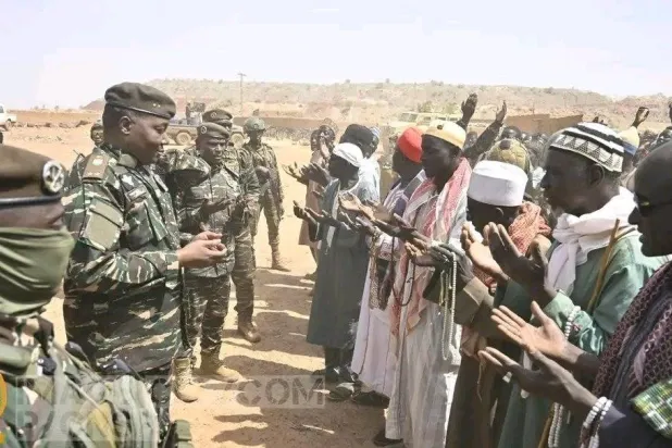 المجلس العسكري لقي استقبالات شعبية في منطقة تشكل حاضنة لأخطر تنظيم إرهابي في الساحل (المجلس العسكري)