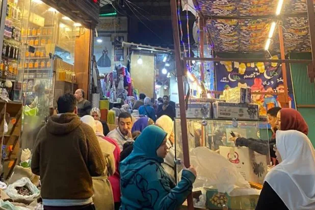 محال العطارة تزدحم بالزبائن قبل حلول شهر رمضان (الشرق الأوسط)
