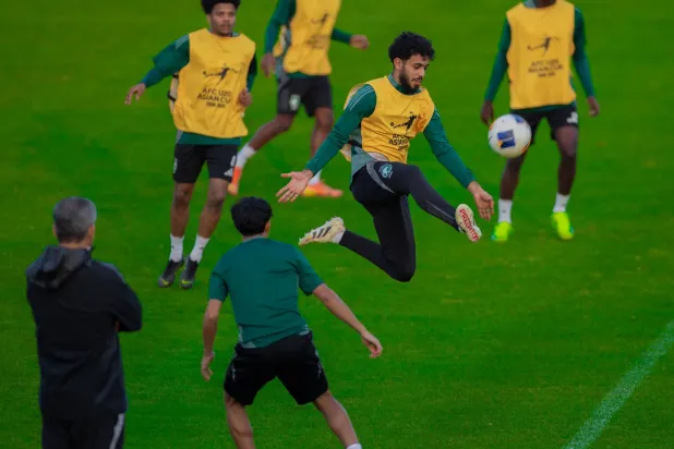 لاعبو الأخضر خلال التدريبات أمس (المنتخب السعودي)