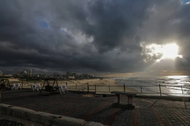 جانب من شاطئ مدينة غزة وسط وقف إطلاق النار بين إسرائيل و«حماس» 24 فبراير 2025 (إ.ب.أ)