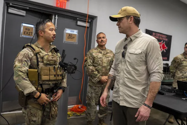 وزير الدفاع الأميركي بيت هيغسيث في قاعدة غوانتانامو البحرية (أ.ف.ب)