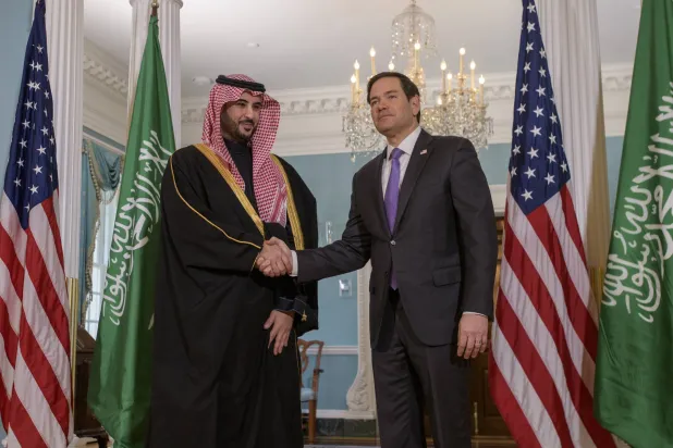 وزير الخارجية الأميركي خلال استقباله وزير الدفاع السعودي (أ.ب)